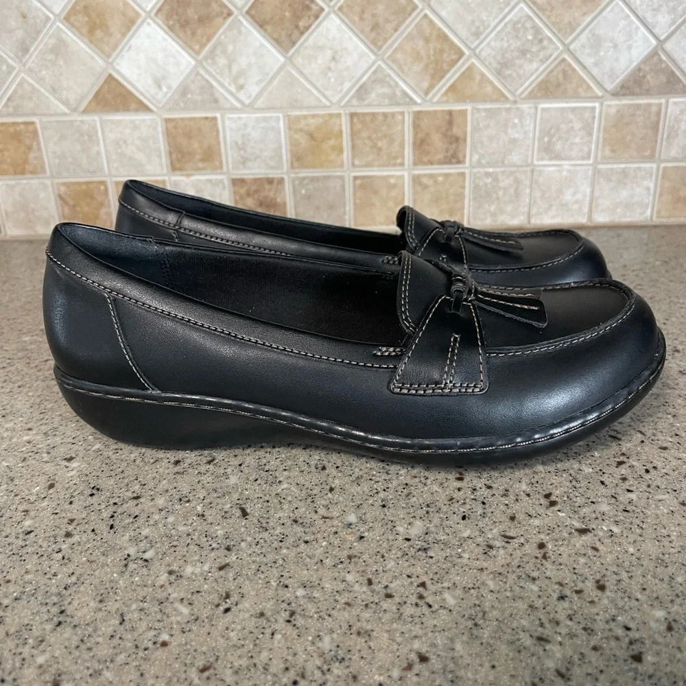 Clark’s Women’s Black Leather Loafers Size 9W Ortholite Footbed - Picture 1 of 9